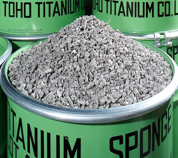 일본 TOHO Titanium Co., Ltd.의 스폰지티탄은 사염화티탄을 금속마그네슘으로 환원하는 「크롤법」을 기초로하며 독자의 기술을 더하여 제조하고 있다. 주 특징의 하나로는 생성된 스폰지티탄중에 포함되어 있는 금속 마그네슘 및 염화 마그네슘을 분리제거하기 위해 고진공증류법을 사용하고 있으며 이에 의하여 고품질의 스폰지 티탄을 얻을 수 있다. 